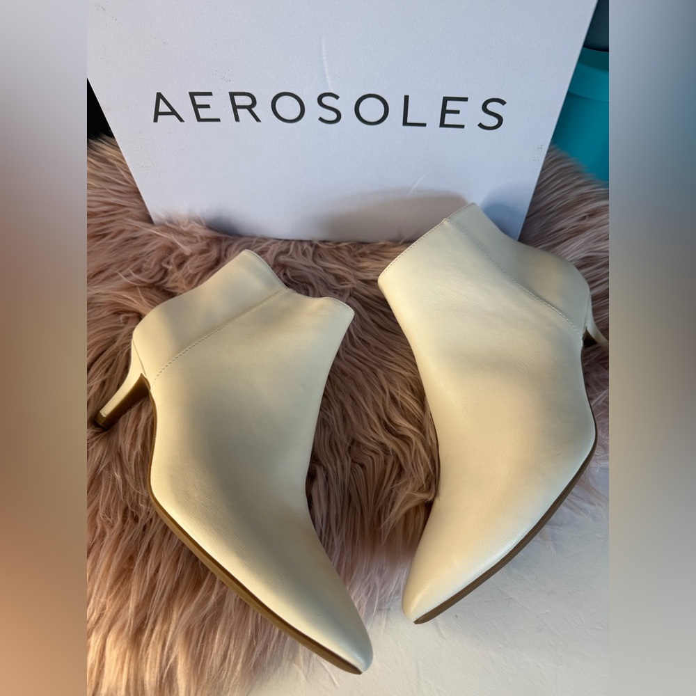 AEROSOLES Edith Faux Leather Ankle Boots Cream Size 8